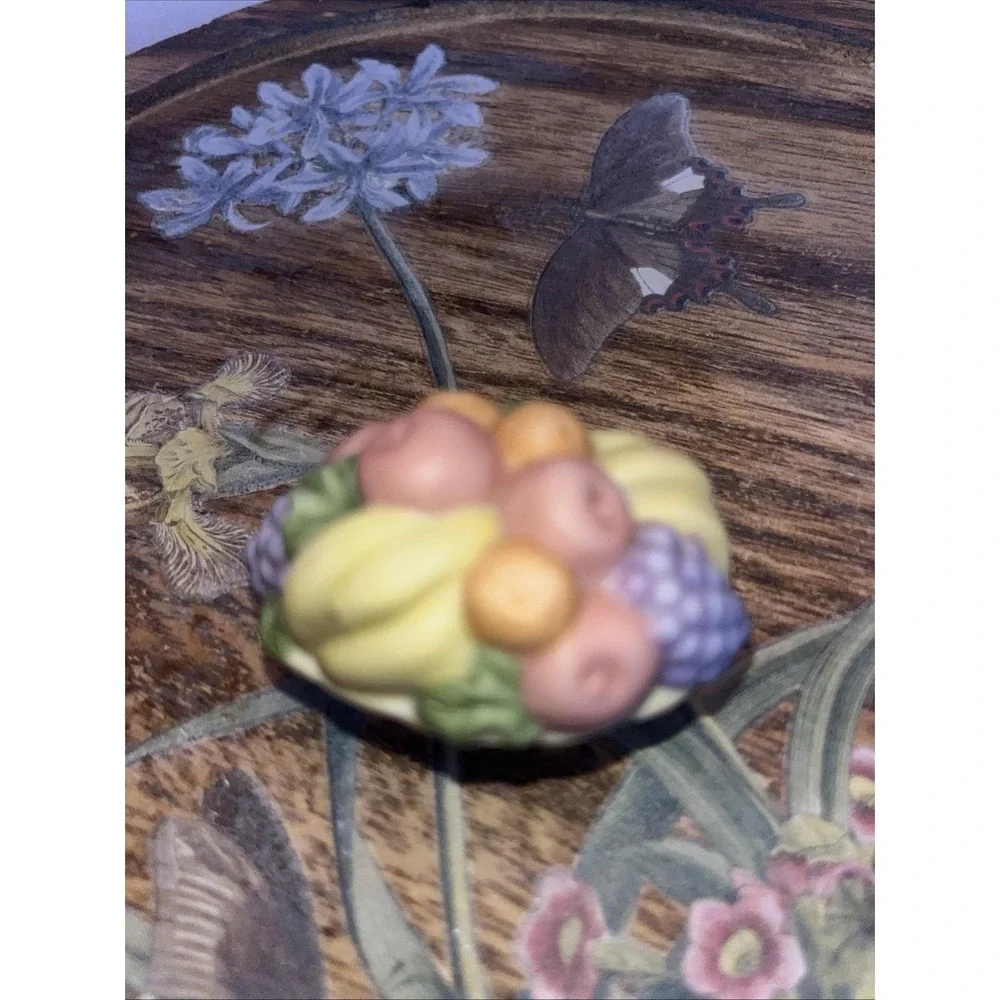 1983 Enesco Treasured Memories‎ A Family Gathering Thanksgiving Fruit Basket